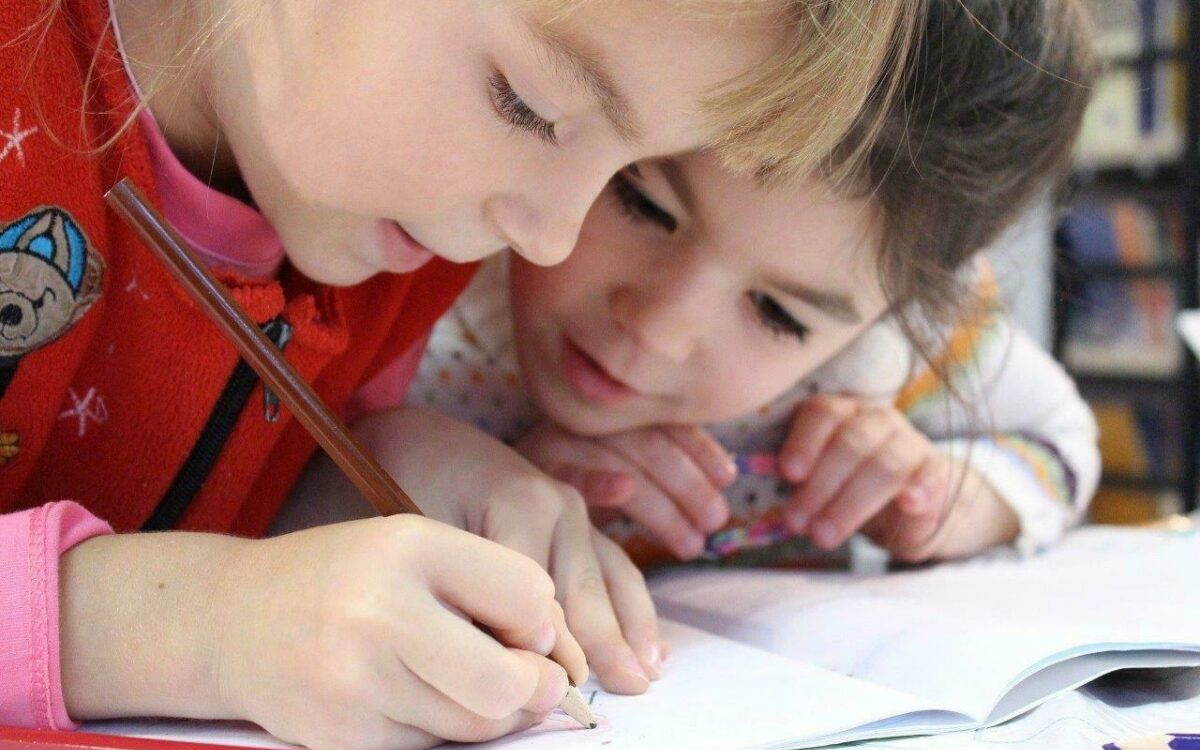 Zwei Schülerinnen schreiben im Unterricht der Grundschule Zwei Schülerinnen schreiben im Unterricht der Grundschule